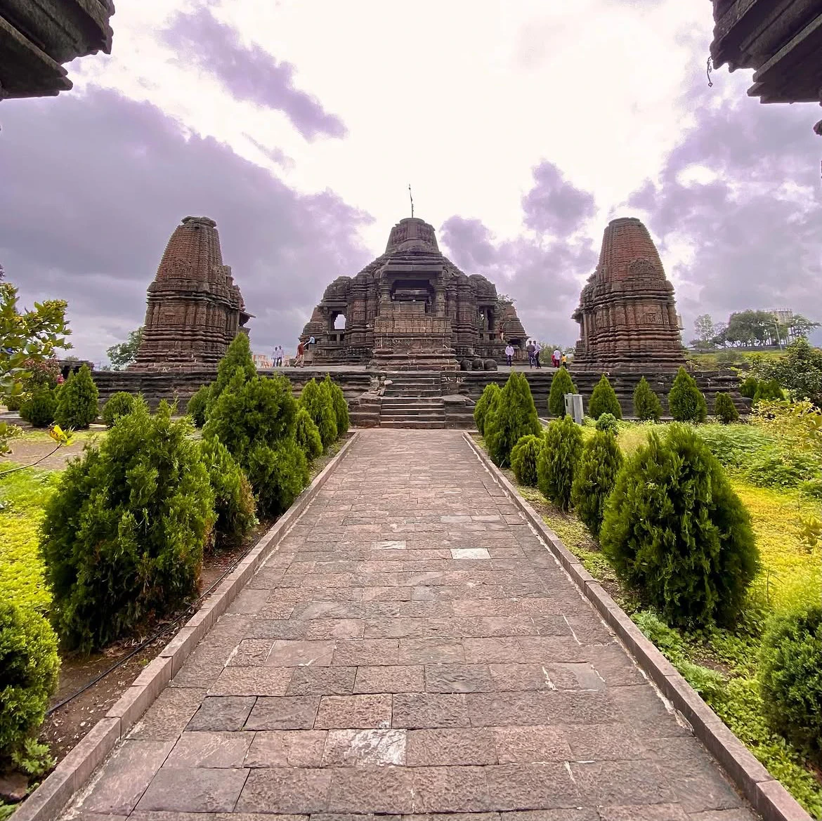 गोंदेश्वर मंदिरातील नंदी मंडप व दगडी शिल्पकला
