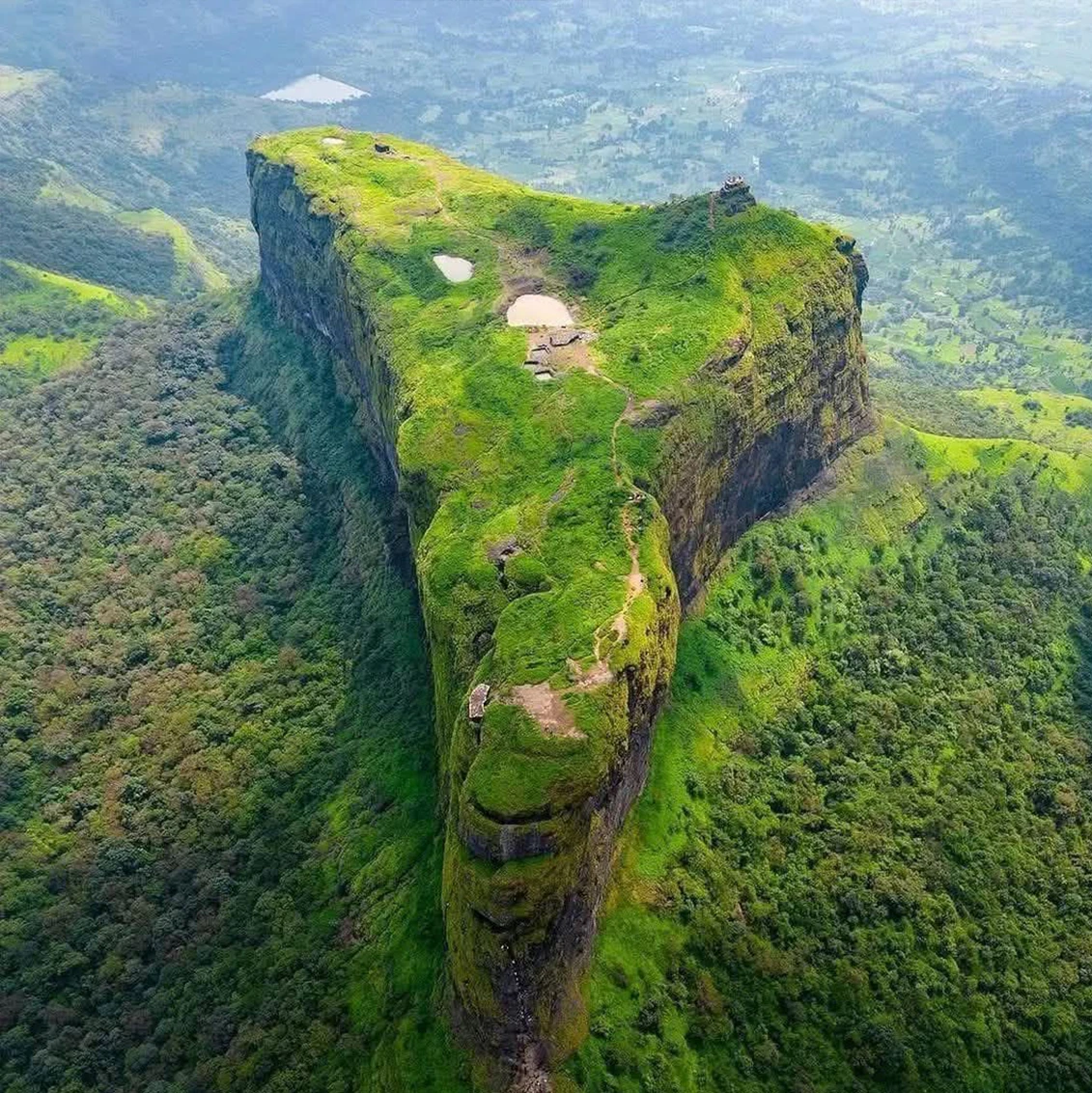 त्र्यंबकेश्वर मंदिर आणि ब्रह्मगिरी पर्वत
