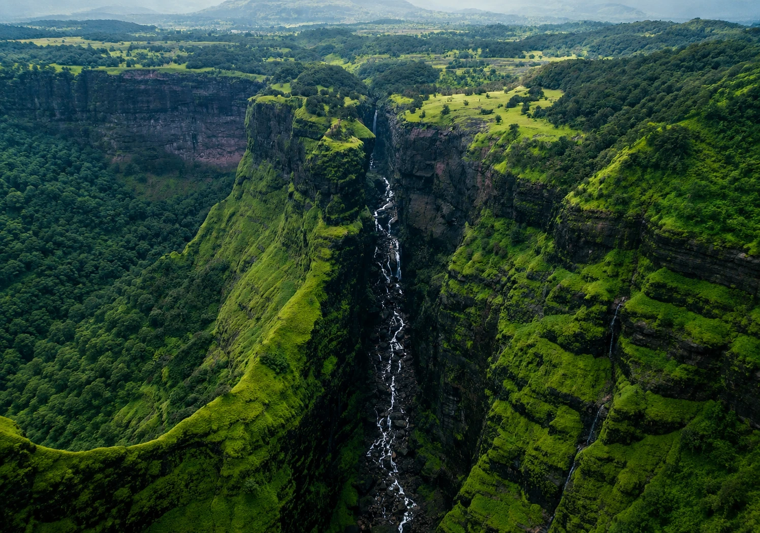 संधान व्हॅली महाराष्ट्राचा ग्रँड कॅनियन सह्याद्रीतील निसर्गरम्य दृश्य